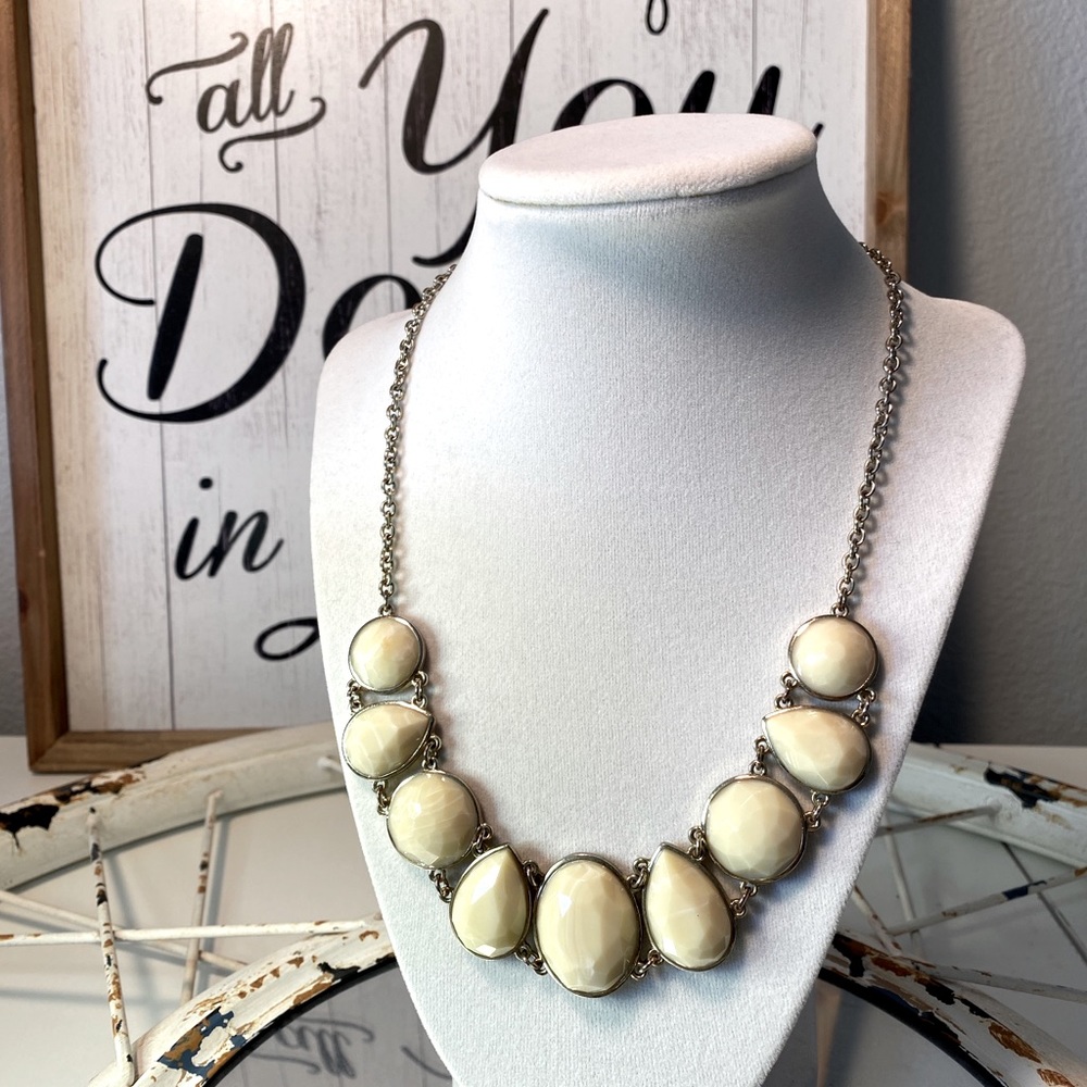 🎁 3 for $15. Vintage Monet cream colored faceted acrylic gold tone necklace